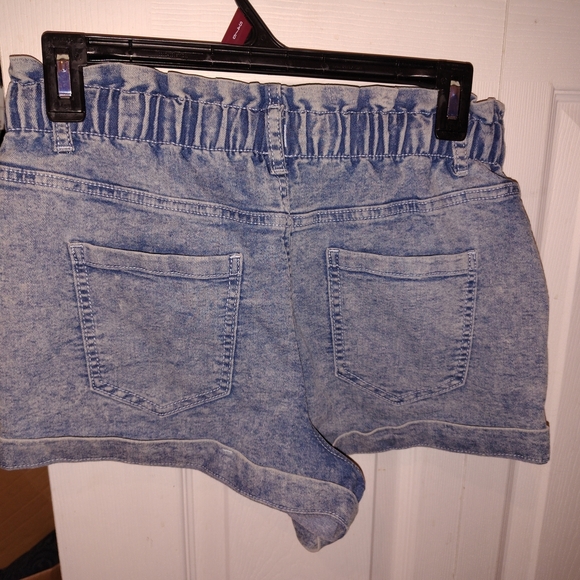 Neiman Marcus Light Blue Jean Shorts - Picture 4 of 6